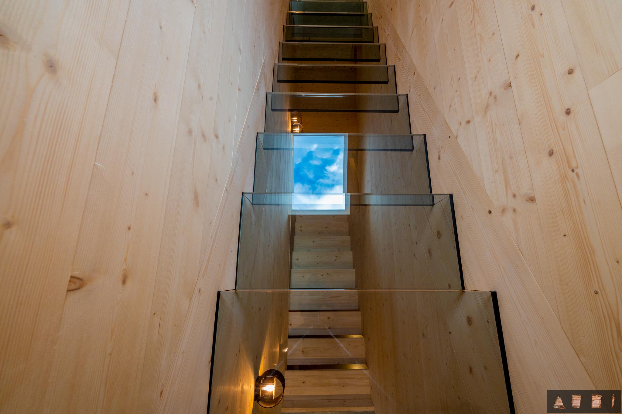 210518 Eskiss Page Alain architecte escalier 0089 - L'escalier transparent du Yeti Palace