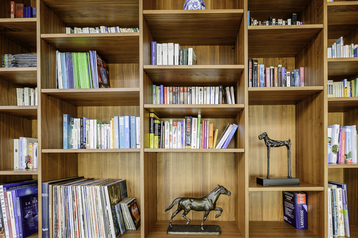 Bibliothèque en biais sur mesure Z8 mXc 2025 05 01 00051 1140x760 - Bibliothèque en biais sur mesure