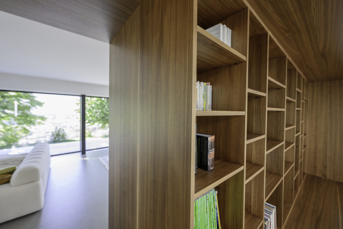 Bibliothèque en biais sur mesure Z8 mXc 2025 05 01 00084 1140x760 - Bibliothèque en biais sur mesure